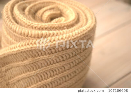 針織毛衣的袖子捲起來 針織毛衣的袖子捲起來 107106698