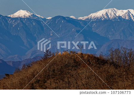 The summit of Mt. Shushiyama in winter and the mountain range of the Southern Alps 107106773