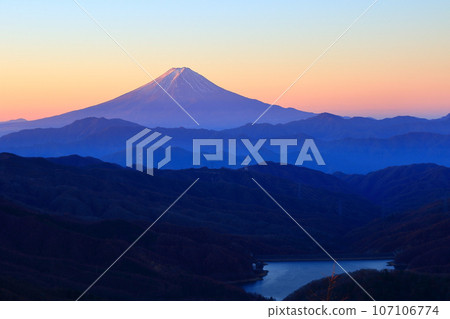 從大保薩峠山脊線看到的富士山的黎明 107106774