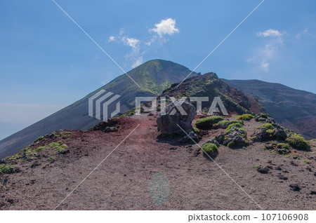 Climbing Takachihomine, the place where the descendants of the gods descended 107106908