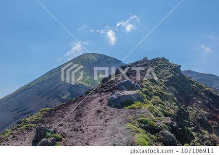 Climbing Takachihomine, the place where the descendants of the gods descended Climbing Takachihomine, the place where the descendants of the gods descended 107106911