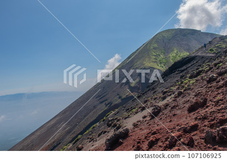 Climbing Takachihomine, the place where the descendants of the gods descended Climbing Takachihomine, the place where the descendants of the gods descended 107106925