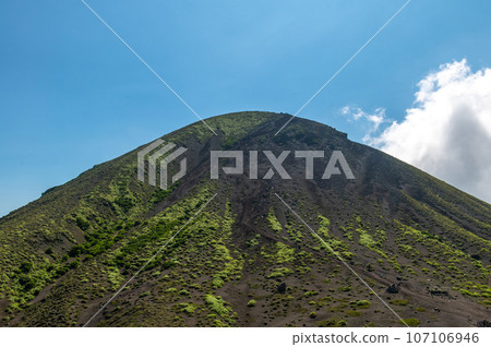 Climbing Takachihomine, the place where the descendants of the gods descended Climbing Takachihomine, the place where the descendants of the gods descended 107106946