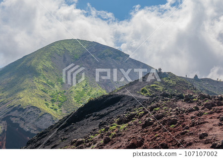 Climbing Takachihomine, the place where the descendants of the gods descended 107107002
