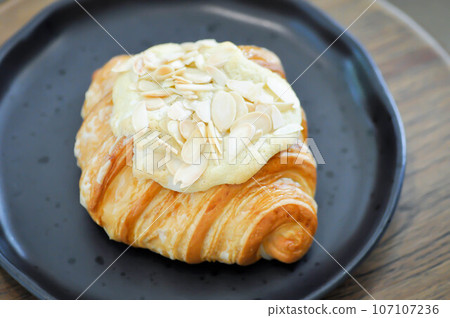 almond croissant or croissant , French croissant 107107236