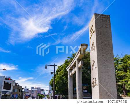 三島大社是與源賴朝[靜岡縣三島市的風景]相連的神社*拍攝於拍攝對象的外部 107107628