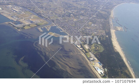從空中看千葉縣、富津海岸、富津公園、俯瞰巨型泳池 107107694