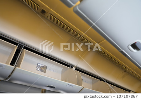 行李置物箱 107107867