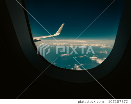 [Travel] Blue sky and sea seen from the airplane window 107107872