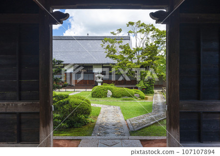 從源光庵三門看到的正殿（京都市北區高峰） 107107894