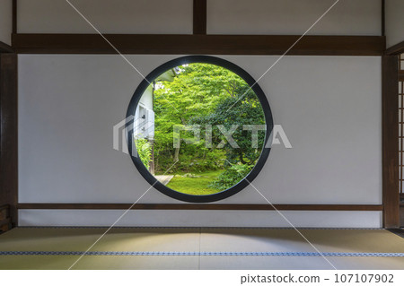 京都源光庵 悟道之窗 新綠色季節 107107902