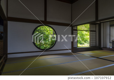 Genkoan, Kyoto, ``Window of Enlightenment'' and ``Window of Loss'' - Season of fresh greenery 107107912