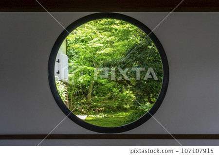 京都源光庵 悟道之窗 新綠色季節 京都源光庵 悟道之窗 新綠色季節 107107915