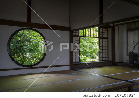 Genkoan, Kyoto, ``Window of Enlightenment'' and ``Window of Loss'' - Season of fresh greenery 107107924