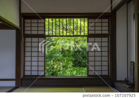 京都源光庵,迷茫之窗,新綠的季節 京都源光庵,迷茫之窗,新綠的季節 107107925