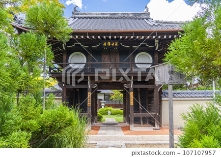 源光庵、正門和正門的參道(京都市北區高峰) 源光庵、正門和正門的參道(京都市北區高峰) 107107957
