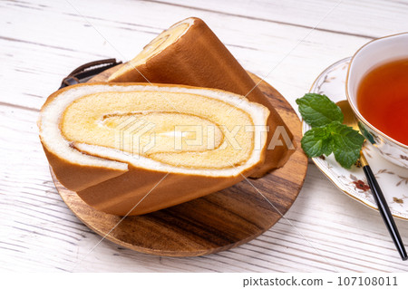 sponge cake 107108011