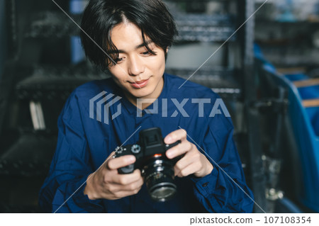 A man holding a camera 107108354