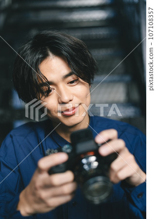 拿著照相機的一個人 107108357