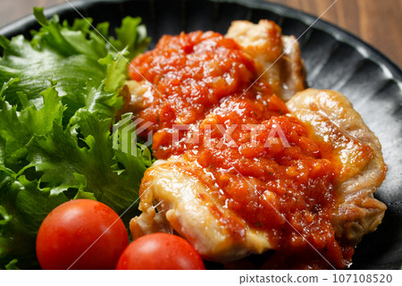 Sauteed chicken with tomato sauce 107108520