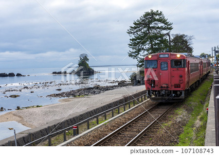 沿著雨晴海岸行駛的 JR 冰見線列車 107108743