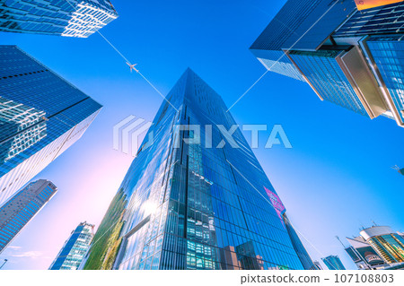 日本東京的城市景觀 走向明天...飛機、與澀谷站相連的建築物/100年一次的再開發...澀谷6棟建築物...Tower Man 107108803