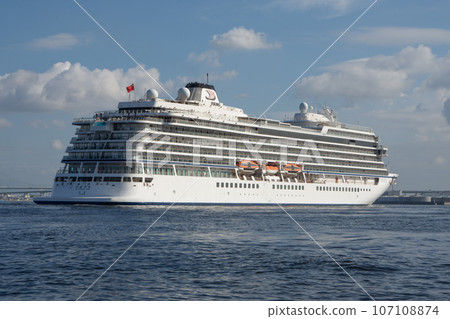Passenger ship entering Osaka Port 107108874