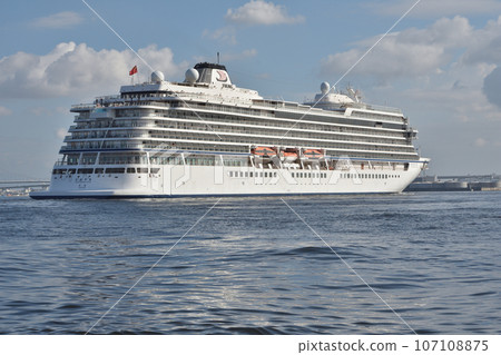 Passenger ship entering Osaka Port 107108875