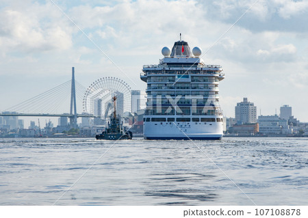 進入大阪港的客船 107108878