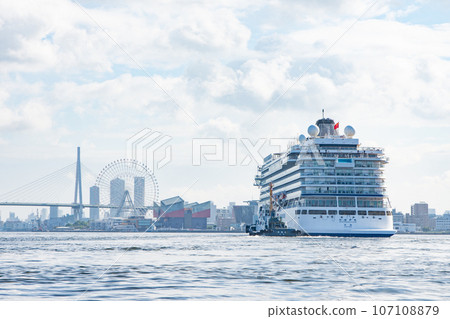 進入大阪港的客船 107108879