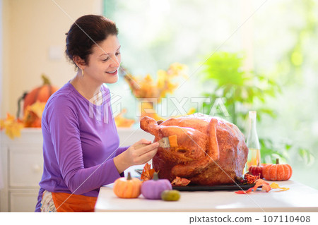 Family cooking Thanksgiving dinner 107110408