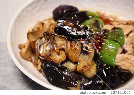 Grilled vegetables and pork 107111005