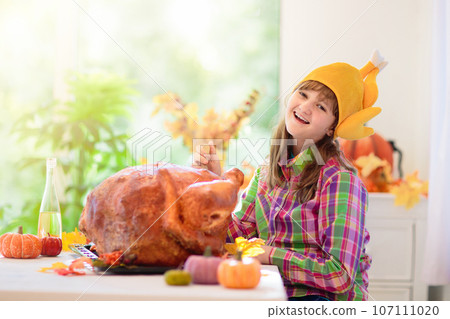 Family cooking Thanksgiving dinner 107111020