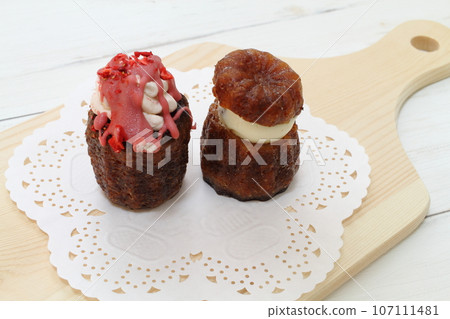 Canelé (strawberry & lamb raisin) Canelé (strawberry & lamb raisin) 107111481