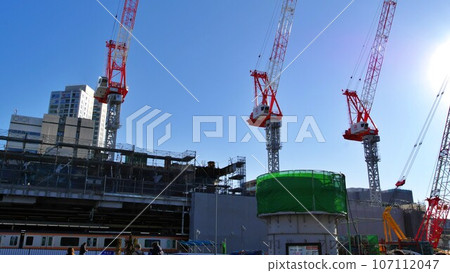 東京中野區中野站,中野站附近的施工現場,大型起重機,火車也可見 東京中野區中野站,中野站附近的施工現場,大型起重機,火車也可見 107112047