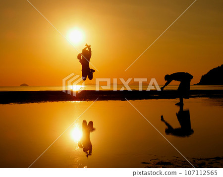 夕陽下跳躍的剪影和水面反射的影子 107112565