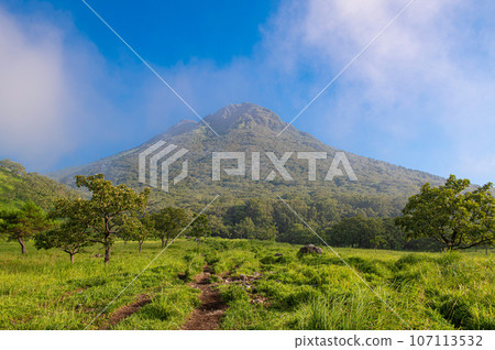 Mt.Yufudake as seen from near the trailhead Mt.Yufudake as seen from near the trailhead 107113532