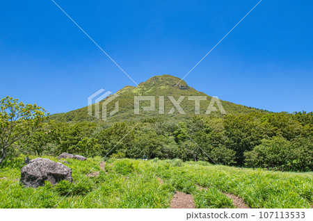 Mt.Yufudake as seen from near the trailhead 107113533