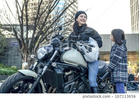 A housewife going shopping on a large motorcycle and her child seeing her off A housewife going shopping on a large motorcycle and her child seeing her off 107113656