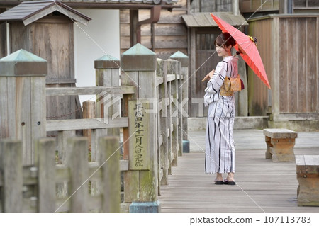 江戶佐原，一位身穿浴衣、撐著日本傘的年輕女子 107113783