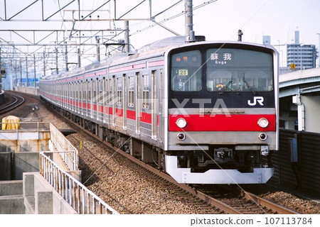 京葉線 205 系列在往曾我方向的高架路段行駛 京葉線 205 系列在往曾我方向的高架路段行駛 107113784