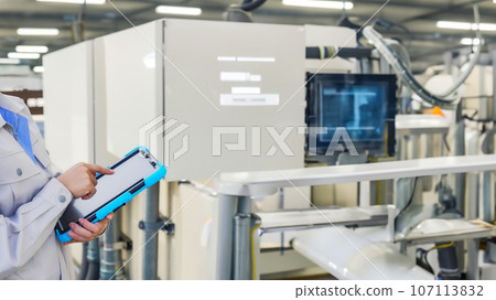 工程師用平板電腦控制工廠機械 107113832