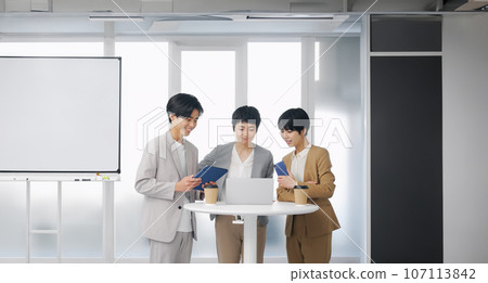 一群商務人士在辦公室開會 107113842