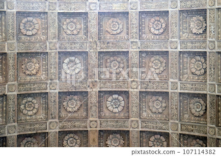Decor of ceiling of portico of the basilica of Saint Andrew in Mantua, Italy Decor of ceiling of portico of the basilica of Saint Andrew in Mantua, Italy 107114382