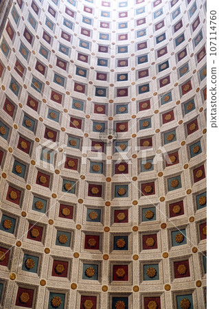 Decor of ceiling in basilica of Saint Andrew in Mantua, Italy Decor of ceiling in basilica of Saint Andrew in Mantua, Italy 107114760