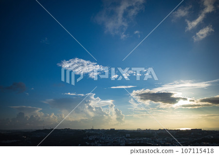 蔚藍的天空出現了一小朵雲 蔚藍的天空出現了一小朵雲 107115418