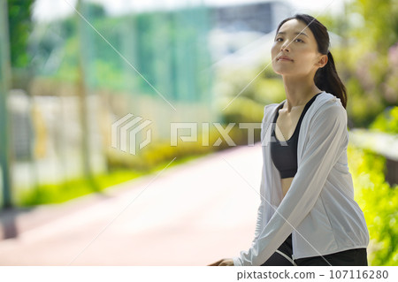 一位穿著運動服的年輕女子站在綠樹叢中的肖像 一位穿著運動服的年輕女子站在綠樹叢中的肖像 107116280