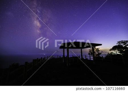 [Goto Islands, Nagasaki Prefecture] Starry sky from the Osezaki Lighthouse Observation Deck, Fukue Island 107116660