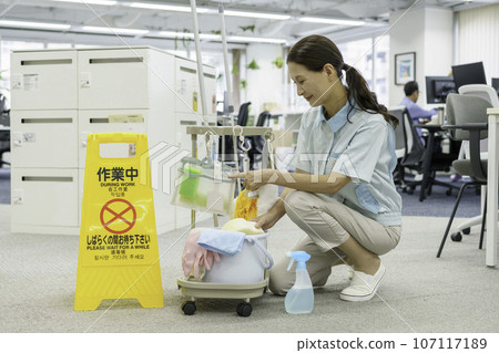 高級女清潔工在辦公室檢查清潔工具 107117189