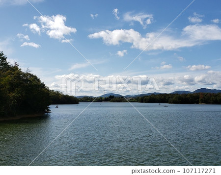 Autumn sky and lakeside scenery nature Hyogo prefecture Autumn sky and lakeside scenery nature Hyogo prefecture 107117271
